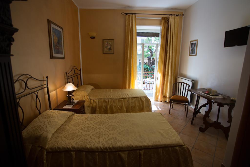 Casa Lollobrigida Bed and Breakfast Τσιαμπίνο Δωμάτιο φωτογραφία