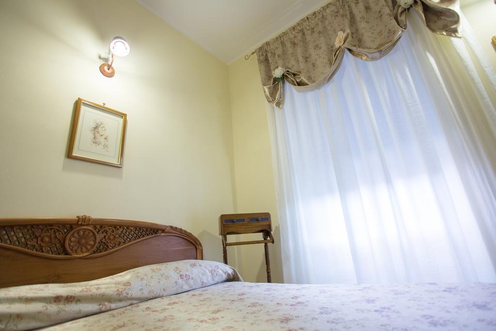 Casa Lollobrigida Bed and Breakfast Τσιαμπίνο Δωμάτιο φωτογραφία